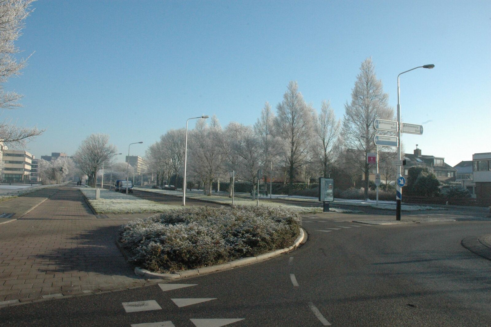 Residentiële straat in Amstelveen op een winterochtend, met bewegwijzering naar omliggende wijken