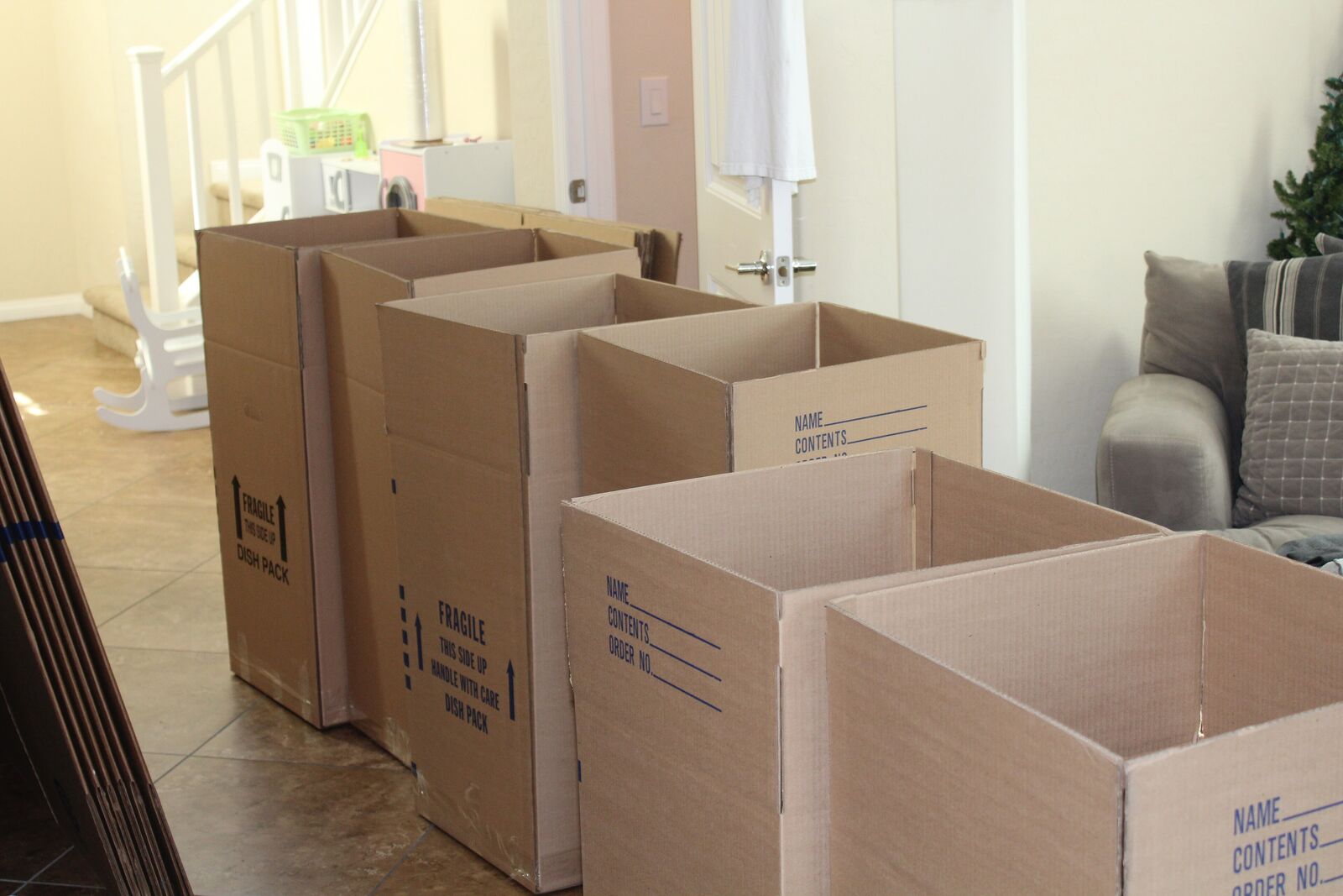 Verhuisdozen klaargezet voor afvoer in een woning